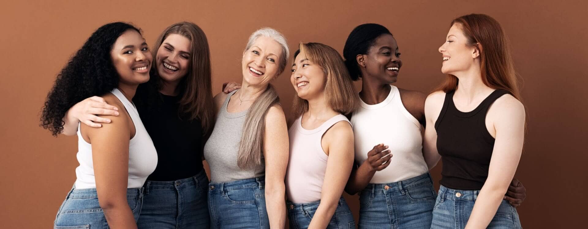 La linea Vita-Age perfetta per le tue esigenze: donne di diversa età si abbracciano felici e sorridenti